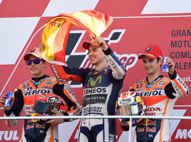 Valencia-Podium 2015: 1. und Weltmeister Jorge Lorenzo, 2. Marc Marquez, 3. Dani Pedrosa Valencia-Podium 2015: 1. und Weltmeister Jorge Lorenzo, 2. Marc Marquez, 3. Dani Pedrosa
