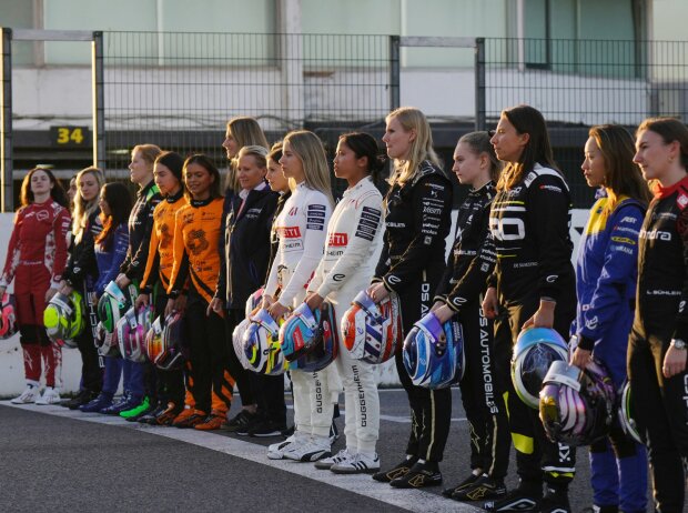 Gruppenfoto: Rennfahrerinnen für den Frauentest der Formel E in Jarama