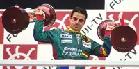 Alessandro Nannini mit den Siegerpokalen beim Formel-1-Rennen in Japan 1989