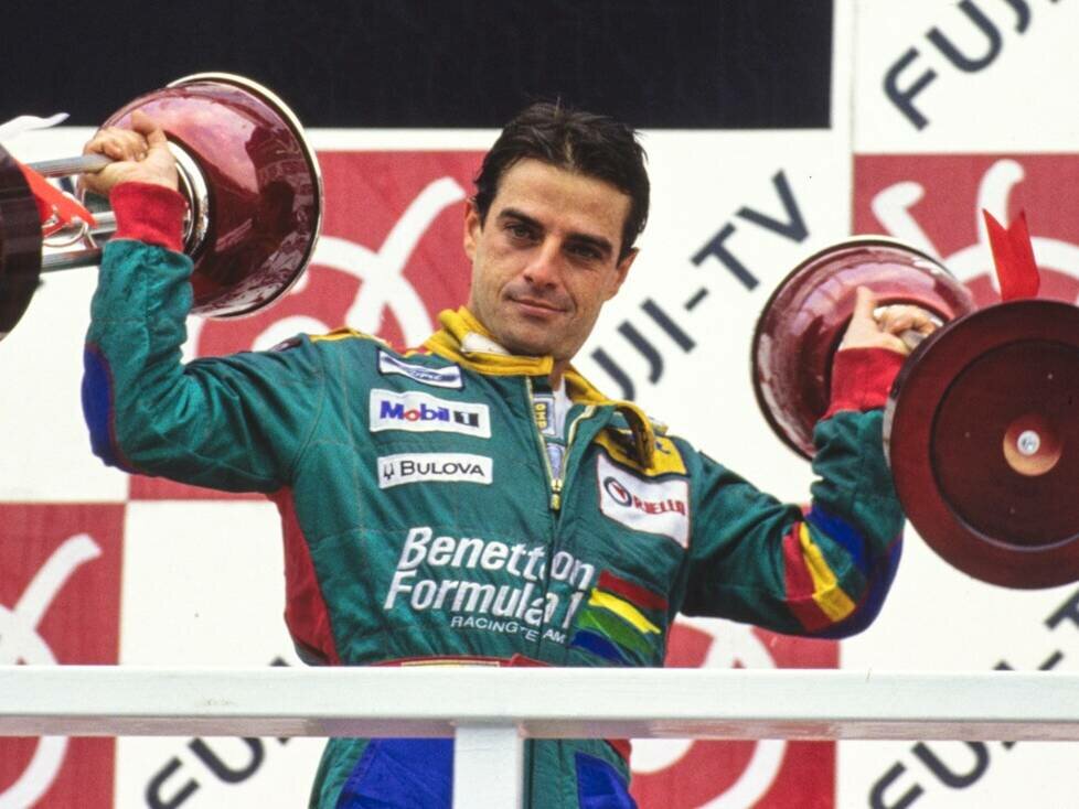 Alessandro Nannini mit den Siegerpokalen beim Formel-1-Rennen in Japan 1989