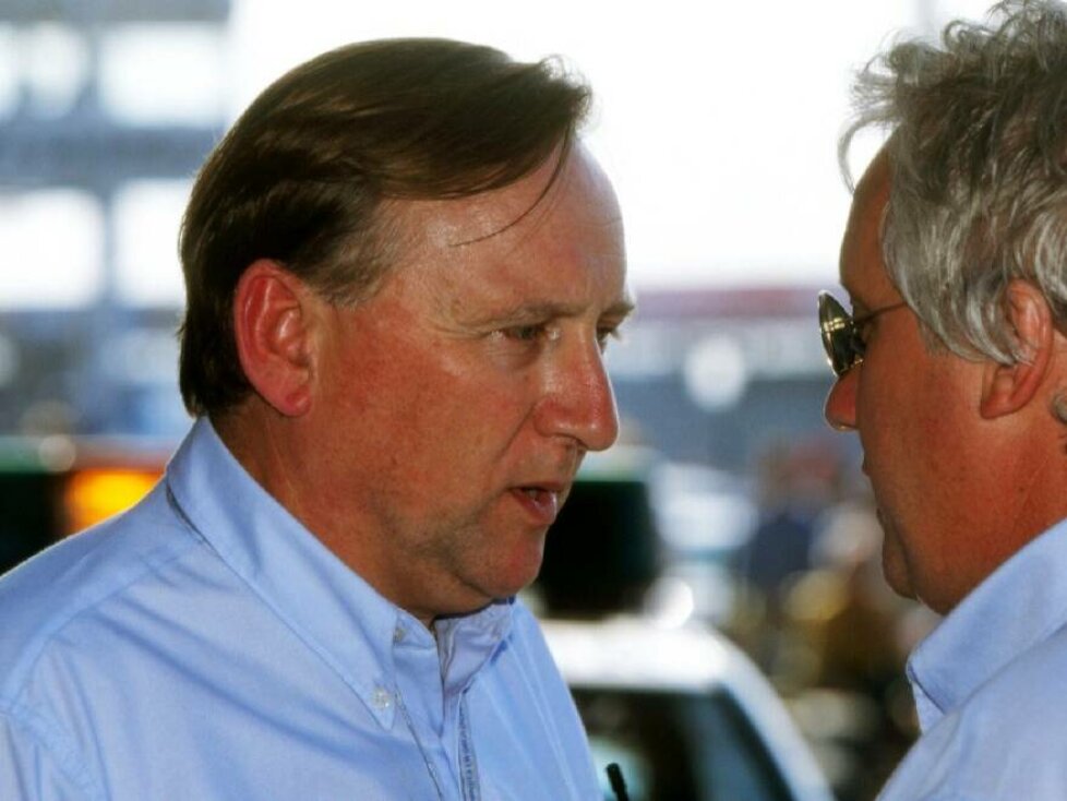 Formel-1-Rennleiter Roger Lane-Nott (links) in der Saison 1996