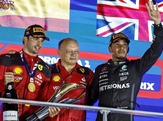 Ab 2025 wieder mit Vasseur (M.) vereint: Hamilton (r.) ersetzt Sainz (l.) bei Ferrari Ab 2025 wieder mit Vasseur (M.) vereint: Hamilton (r.) ersetzt Sainz (l.) bei Ferrari