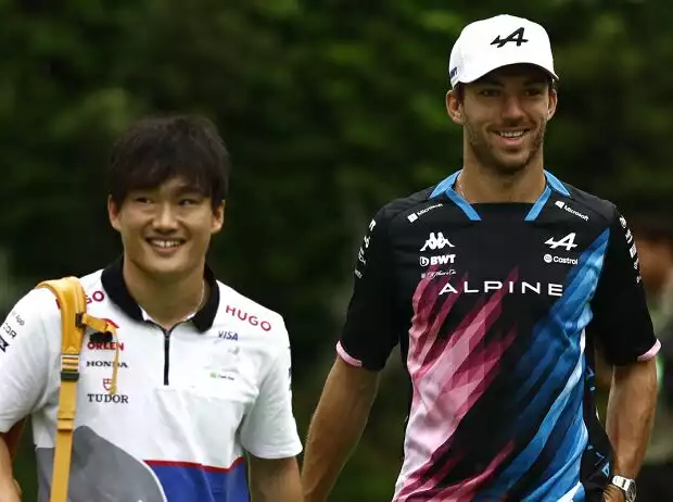 Yuki Tsunoda mit seinem Formel-1-Kollegen Pierre Gasly Titel-Bild zur News: Yuki Tsunoda mit seinem Formel-1-Kollegen Pierre Gasly