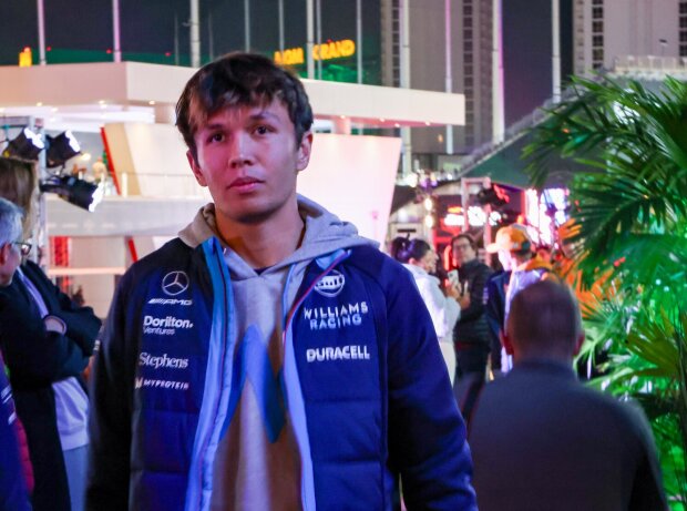 Ein müder Alex Albon, irgendwann weit nach Mitternacht in der Spielerstadt ... Ein müder Alex Albon, irgendwann weit nach Mitternacht in der Spielerstadt ...