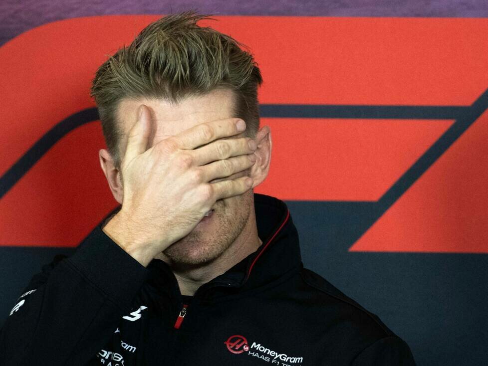 Nico Hülkenberg verdeckt sein Gesicht mit der Hand