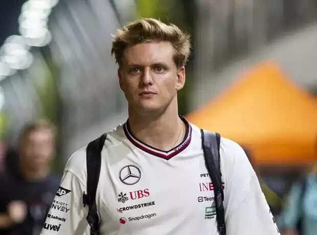 Mick Schumacher im Formel-1-Fahrerlager 2024 Titel-Bild zur News: Mick Schumacher im Formel-1-Fahrerlager 2024