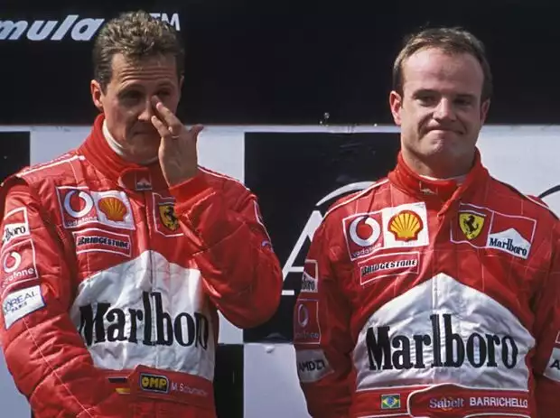 Die beiden Ferrari-Fahrer Michael Schumacher und Rubens Barrichello auf dem Podium in Österreich 2002 Titel-Bild zur News: Die beiden Ferrari-Fahrer Michael Schumacher und Rubens Barrichello auf dem Podium in Österreich 2002