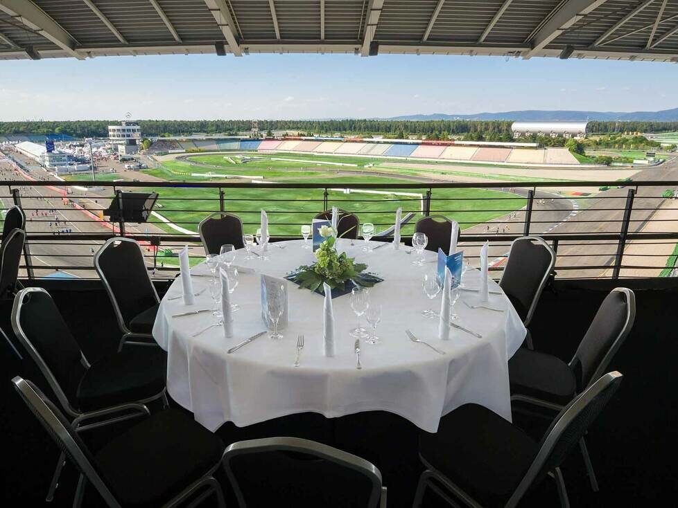 Die überdachte Panorama-Terrasse der Südtribüne des Hockenheimrings bietet einen grandiosen Motodrom-Blick