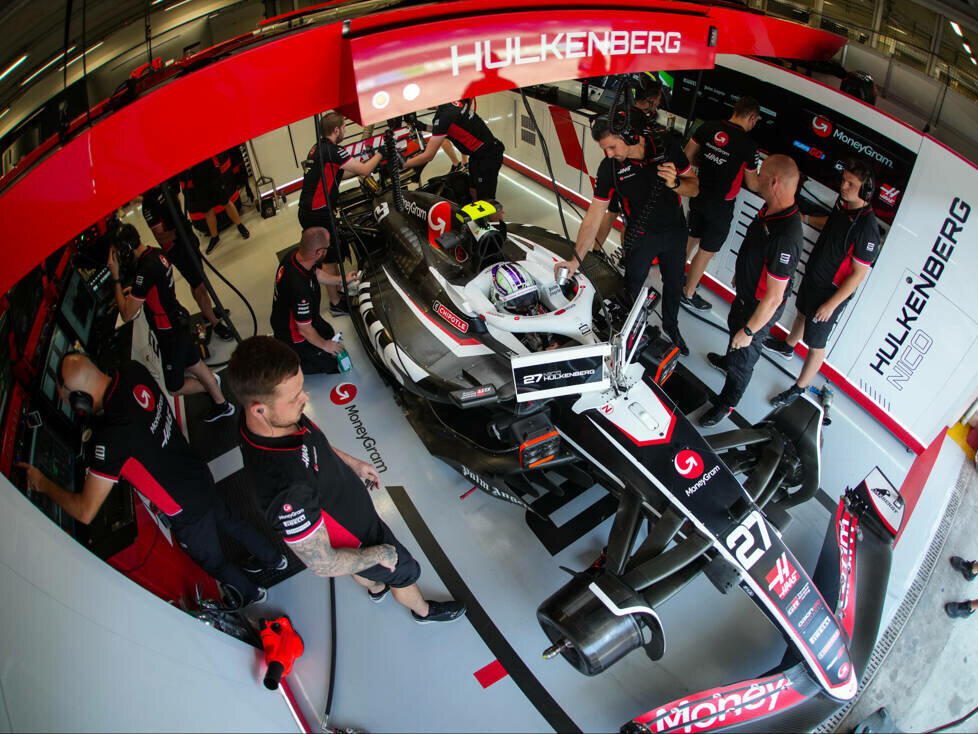 In der Haas-Box arbeiten rund um das Auto von Hülkenberg viele Mechaniker
