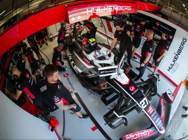 In der Haas-Box arbeiten rund um das Auto von Hülkenberg viele Mechaniker In der Haas-Box arbeiten rund um das Auto von Hülkenberg viele Mechaniker