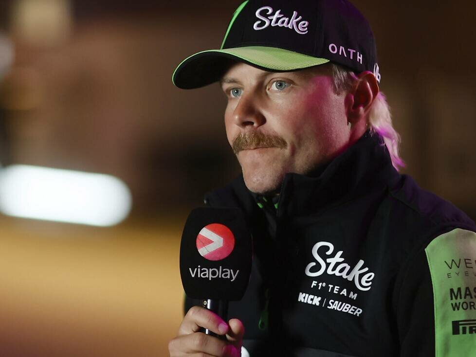 Valtteri Bottas bei einem Interview im Formel-1-Fahrerlager in Las Vegas 2024