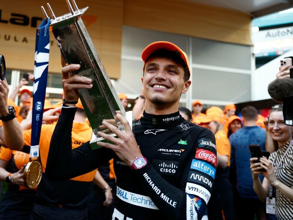 Lando Norris, McLaren F1 Team, 1. Platz, jubelt mit seiner Trophäe