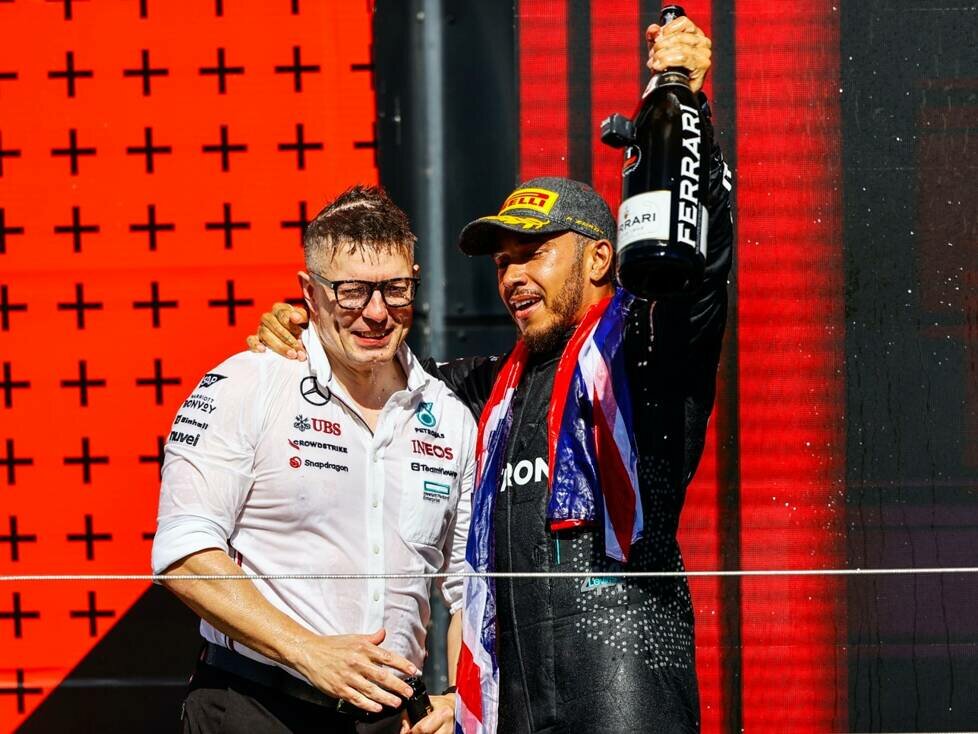 Peter Bonnington, Senior Race Engineer, Mercedes-AMG F1 Team, Lewis Hamilton, Mercedes-AMG F1 Team, 1. Platz, Feier auf dem Podium