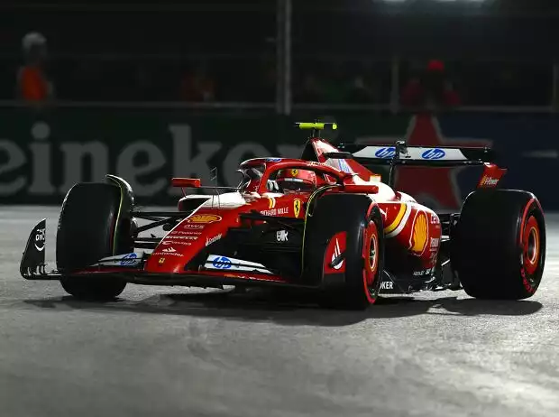 Titel-Bild zur News: Es untersteuert ein Ferrari nach nirgendwo: Carlos Sainz war im ersten Sektor chancenlos