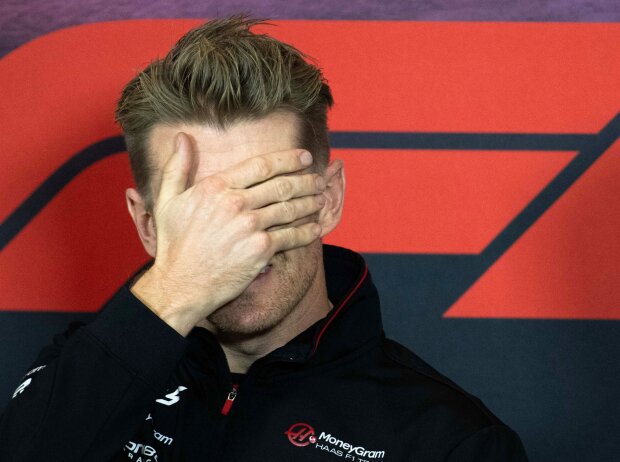 Nico Hülkenberg verdeckt sein Gesicht mit der Hand Nico Hülkenberg verdeckt sein Gesicht mit der Hand