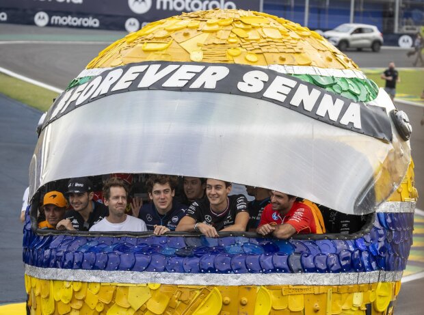In Brasilien sorgte Vettel mit dem Senna-Helm für Staunen bei seinen Ex-Kollegen In Brasilien sorgte Vettel mit dem Senna-Helm für Staunen bei seinen Ex-Kollegen