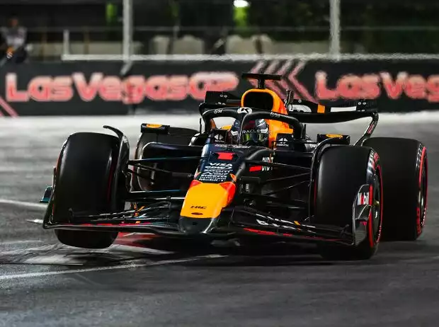 Max Verstappen im Red Bull RB20 beim Formel-1-Rennen in Las Vegas 2024 Titel-Bild zur News: Max Verstappen im Red Bull RB20 beim Formel-1-Rennen in Las Vegas 2024