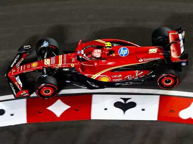 Carlos Sainz im Ferrari SF-24 beim Donnerstagstraining in Las Vegas 2024 Titel-Bild zur News: Carlos Sainz im Ferrari SF-24 beim Donnerstagstraining in Las Vegas 2024