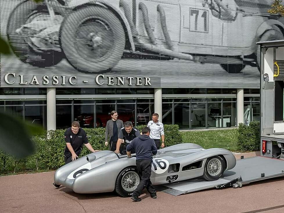 Der Mercedes W 196 R (1954) trifft in Stuttgart ein