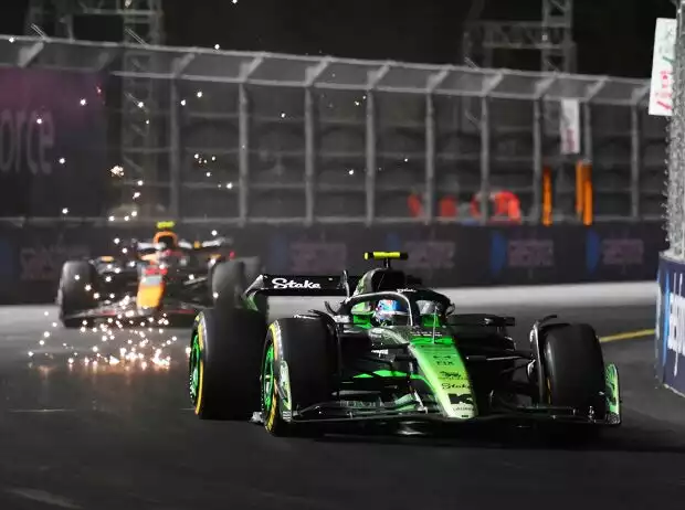 Guanyu Zhou, Sergio Perez Titel-Bild zur News: Guanyu Zhou, Sergio Perez