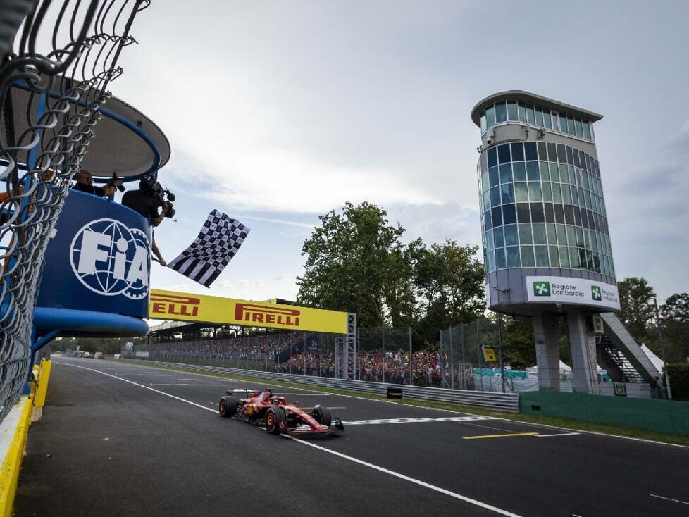 Charles Leclerc bei der Zieldurchfahrt in Monza