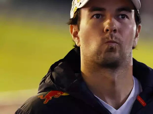 Sergio Perez verzieht das Gesicht im Formel-1-Fahrerlager in Las Vegas 2024 Titel-Bild zur News: Sergio Perez verzieht das Gesicht im Formel-1-Fahrerlager in Las Vegas 2024