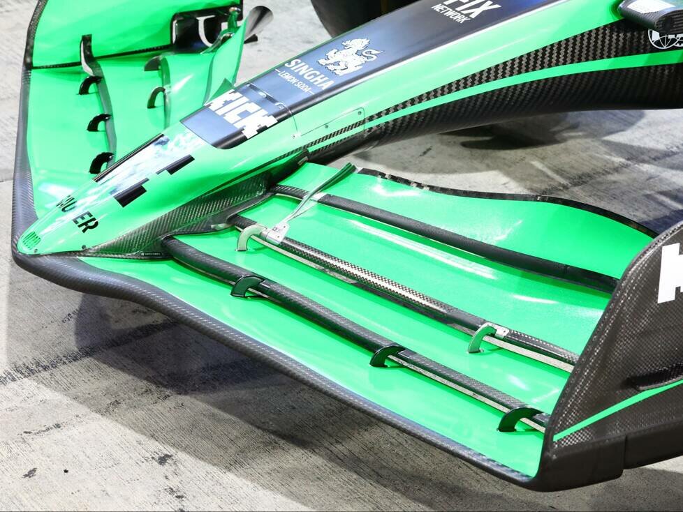 Der leicht modifizierte Frontflügel des Sauber C44 in Katar 2024