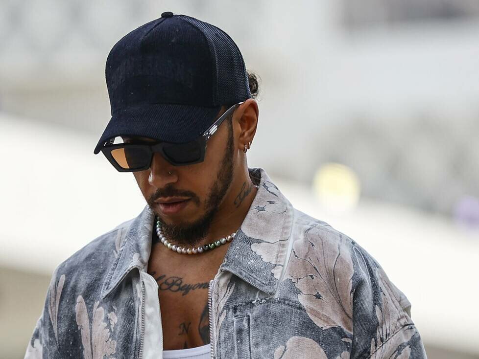 Lewis Hamilton kommt ins Formel-1-Fahrerlager in Katar 2024