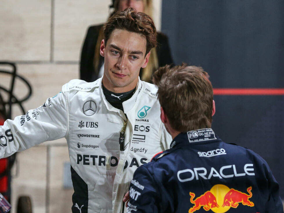Max Verstappen (Red Bull) und George Russell (Mercedes) beim Formel-1-Rennen in Katar 2024