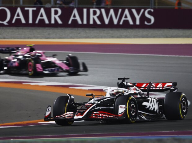 Bis zum Stopp konnte Kevin Magnussen den Alpine von Gasly hinter sich halten Bis zum Stopp konnte Kevin Magnussen den Alpine von Gasly hinter sich halten
