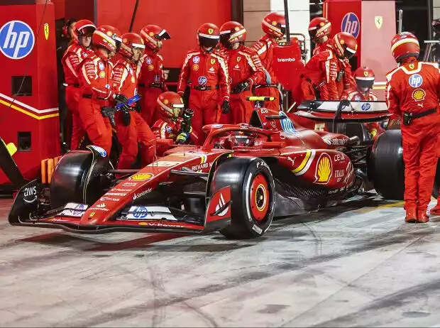 Carlos Sainz im Ferrari SF-24 beim Boxenstopp in Katar 2024 Titel-Bild zur News: Carlos Sainz im Ferrari SF-24 beim Boxenstopp in Katar 2024