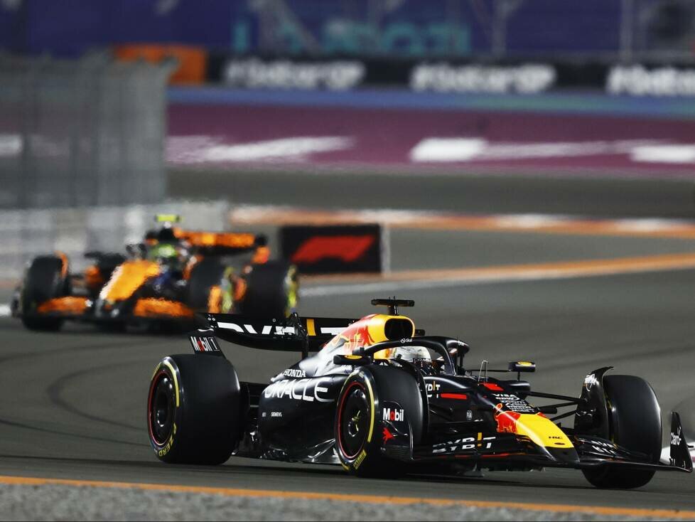 Max Verstappen im Red Bull vor Lando Norris im McLaren in Katar 2024
