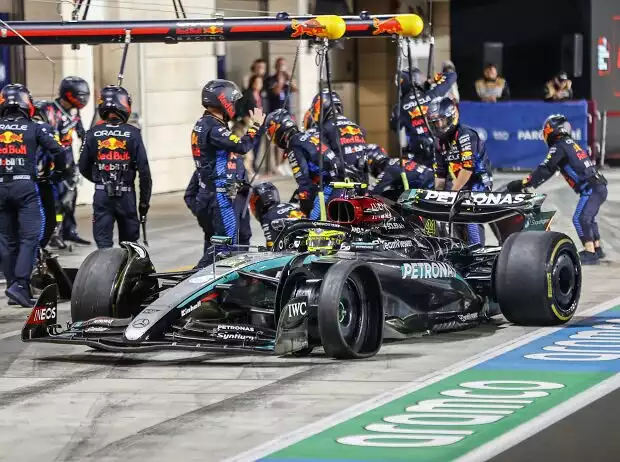 Lewis Hamilton (Mercedes W15) mit Reifenschaden beim Formel-1-Rennen in Katar 2024 Titel-Bild zur News: Lewis Hamilton (Mercedes W15) mit Reifenschaden beim Formel-1-Rennen in Katar 2024