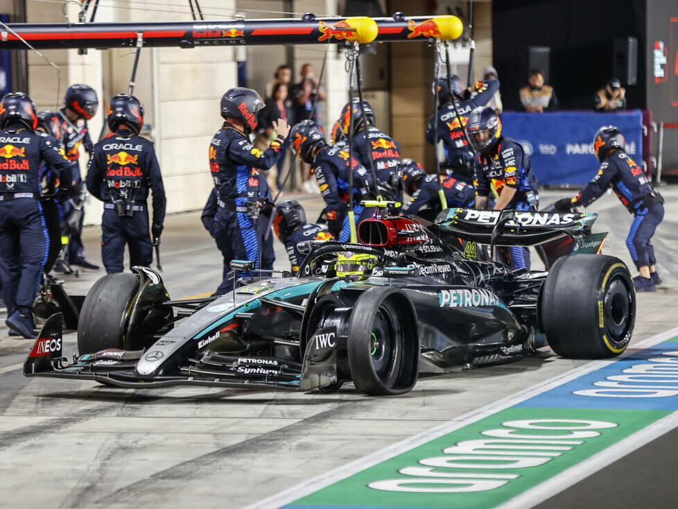 Lewis Hamilton (Mercedes W15) mit Reifenschaden beim Formel-1-Rennen in Katar 2024