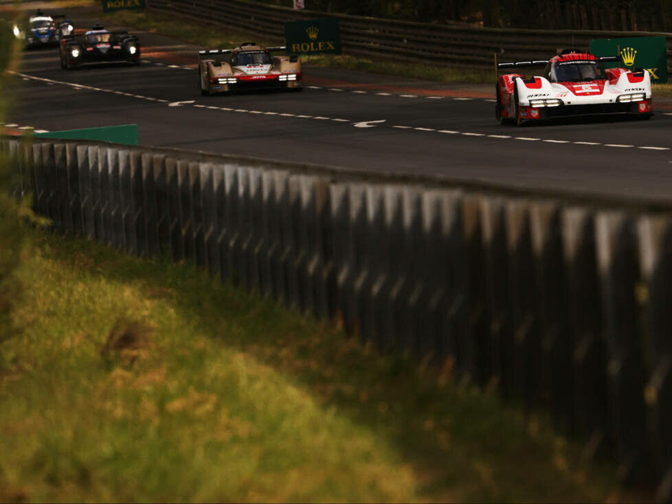 LMDh- und LMH-Autos der Hypercar-Klasse auf dem Circuit de la Sarthe in Le Mans