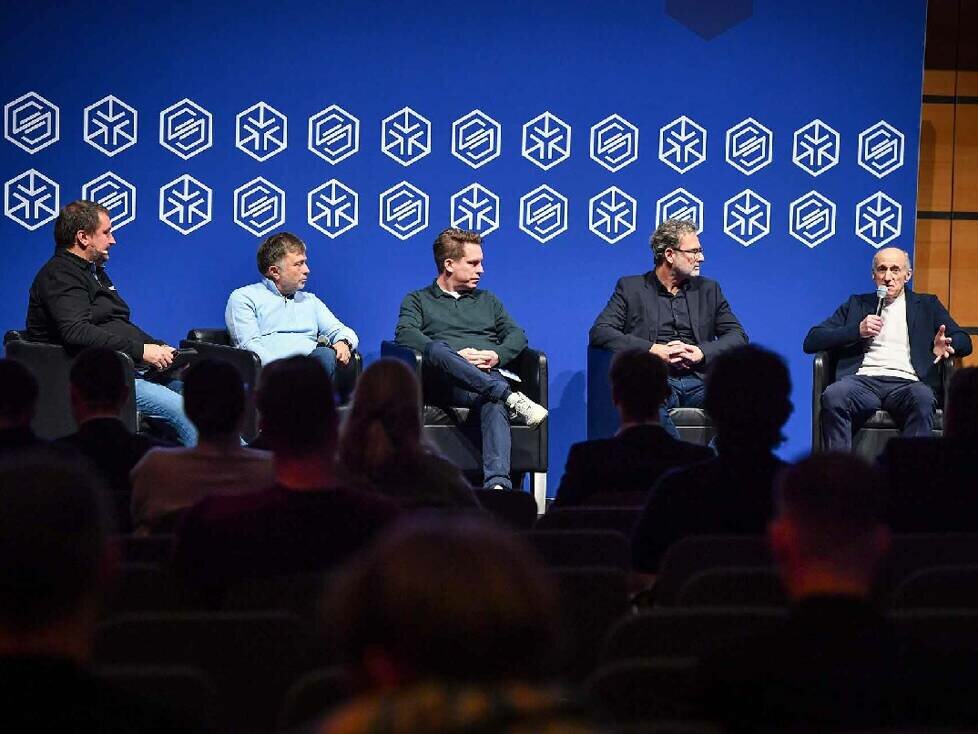 Moderator Christian Nimmervoll, Motorsport Network Deutschland; Jost Capito, Ex-McLaren F1 CEO; Franz Tost, Ex-Teamchef AlphaTauri; Alexander Rösner, Senior Vice President Sport Editorial, Sky Deutschland; Peter Kort, Co-Head CAA Brand Consulting Munich