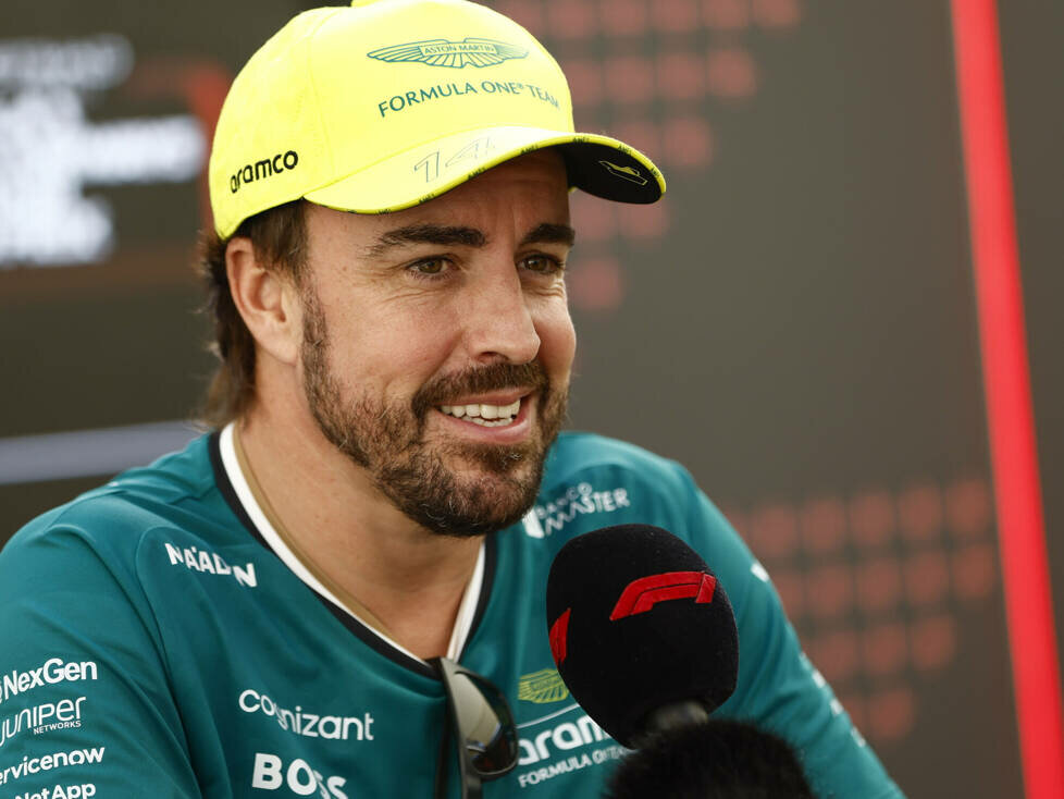 Fernando Alonso (Aston Martin) vor dem Formel-1-Rennen in Abu Dhabi 2024