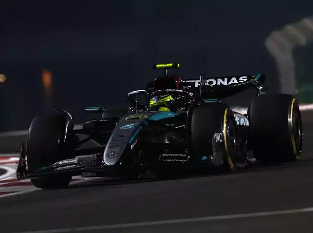Lewis Hamilton (Mercedes W15) beim Formel-1-Rennen in Abu Dhabi 2024 Titel-Bild zur News: Lewis Hamilton (Mercedes W15) beim Formel-1-Rennen in Abu Dhabi 2024