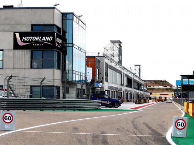 Boxeneinfahrt am MotorLand Aragon bei Alcaniz in Spanien Boxeneinfahrt am MotorLand Aragon bei Alcaniz in Spanien