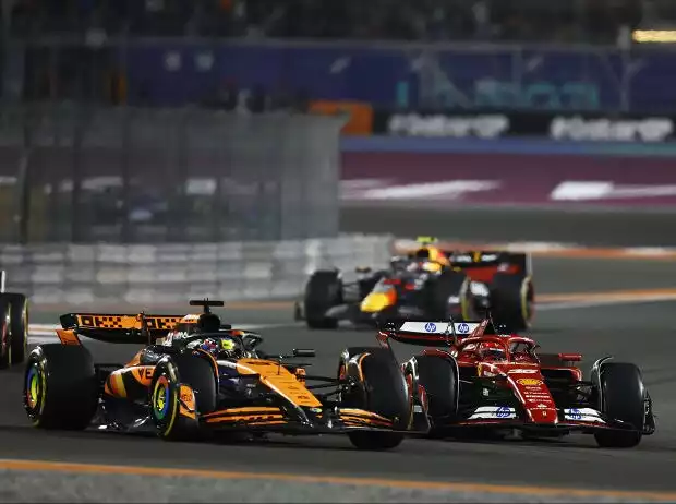 Charles Leclerc (Ferrari SF-24) und Oscar Piastri (McLaren MCL38) beim Formel-1-Rennen in Katar 2024 Titel-Bild zur News: Charles Leclerc (Ferrari SF-24) und Oscar Piastri (McLaren MCL38) beim Formel-1-Rennen in Katar 2024