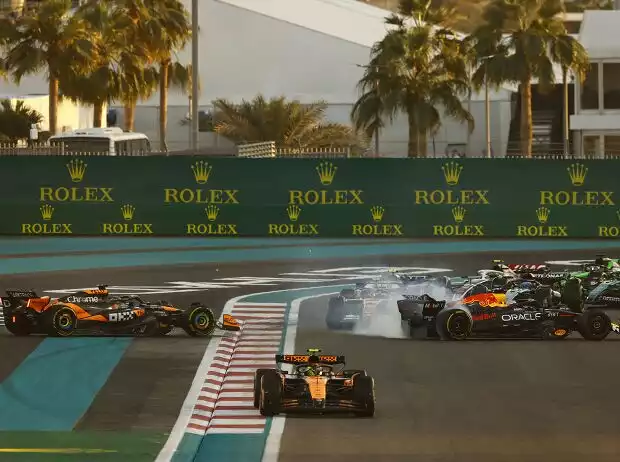 Oscar Piastri (McLaren MCL38) und Max Verstappen (Red Bull RB20) kollidieren beim Formel-1-Rennen in Abu Dhabi 2024 Titel-Bild zur News: Oscar Piastri (McLaren MCL38) und Max Verstappen (Red Bull RB20) kollidieren beim Formel-1-Rennen in Abu Dhabi 2024
