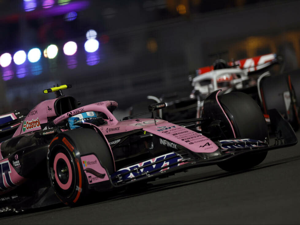 Pierre Gasly (Alpine A524) und Kevin Magnussen (Haas VF-24) beim Formel-1-Rennen in Abu Dhabi 2024