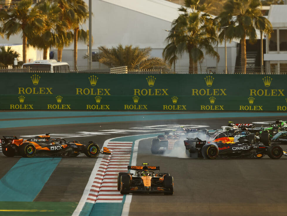 Oscar Piastri (McLaren MCL38) und Max Verstappen (Red Bull RB20) kollidieren beim Formel-1-Rennen in Abu Dhabi 2024