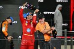Carlos Sainz (Ferrari) und Zak Brown 