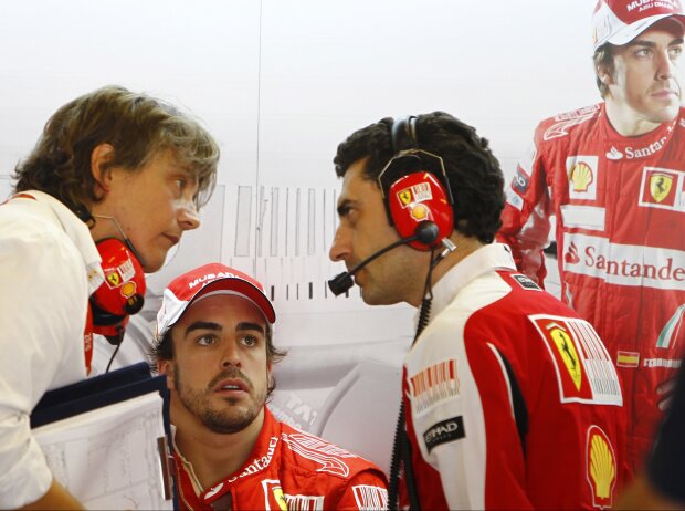 Fernando Alonso und Andrea Stella in Abu Dhabi 2010 Fernando Alonso und Andrea Stella in Abu Dhabi 2010