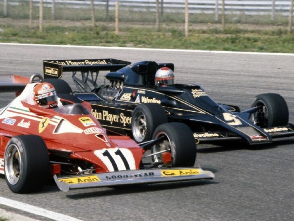 Niki Lauda im Ferrari vor Mario Andretti im Lotus
