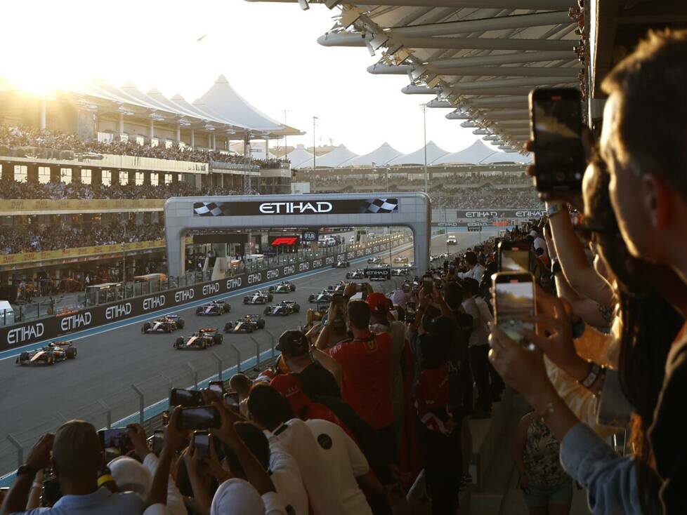 Formel-1-Fans verfolgen den Start zum Grand Prix in Abu Dhabi 2024