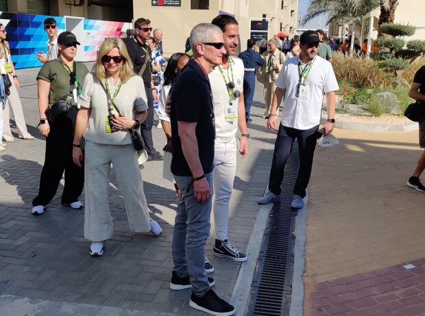 Hoher Besuch: Apple-CEO Tim Cook schaute bei der F1 in Abu Dhabi vorbei Hoher Besuch: Apple-CEO Tim Cook schaute bei der F1 in Abu Dhabi vorbei