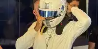Carlos Sainz beim Formel-1-Test in Abu Dhabi in einem ganz weißen Rennanzug