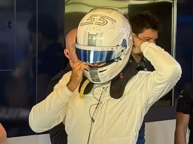 Carlos Sainz beim Formel-1-Test in Abu Dhabi in einem ganz weißen Rennanzug Titel-Bild zur News: Carlos Sainz beim Formel-1-Test in Abu Dhabi in einem ganz weißen Rennanzug